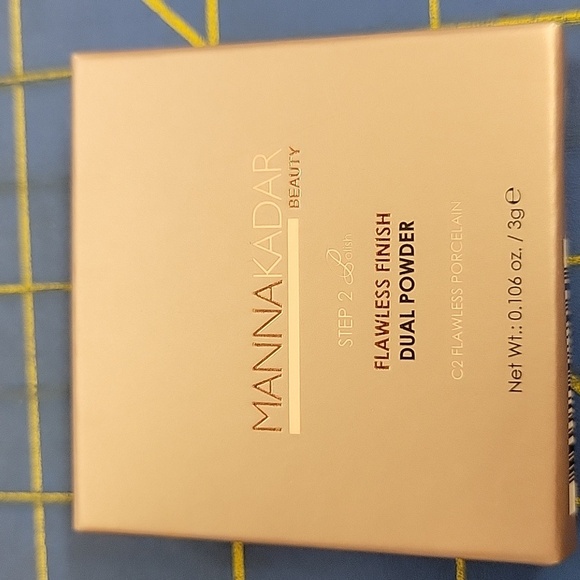 MANNA KADAR Beauty Flawless Finish Dual Powder 0.106oz New Flawless Porcelain - Picture 1 of 2